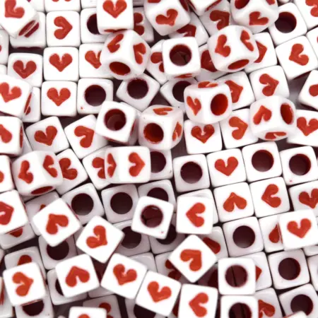 Мънисто кубче със сърце 6.8 мм.