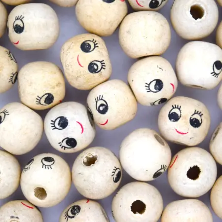 Дървено мънисто – топче с усмивка 12 мм.