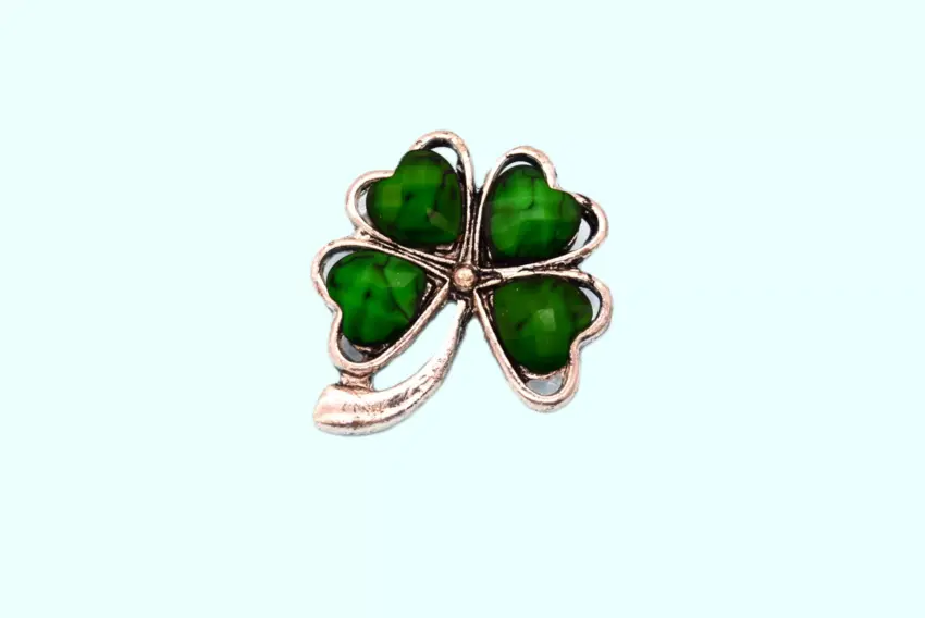 Метална брошка с кристали - детелина 12 бр.